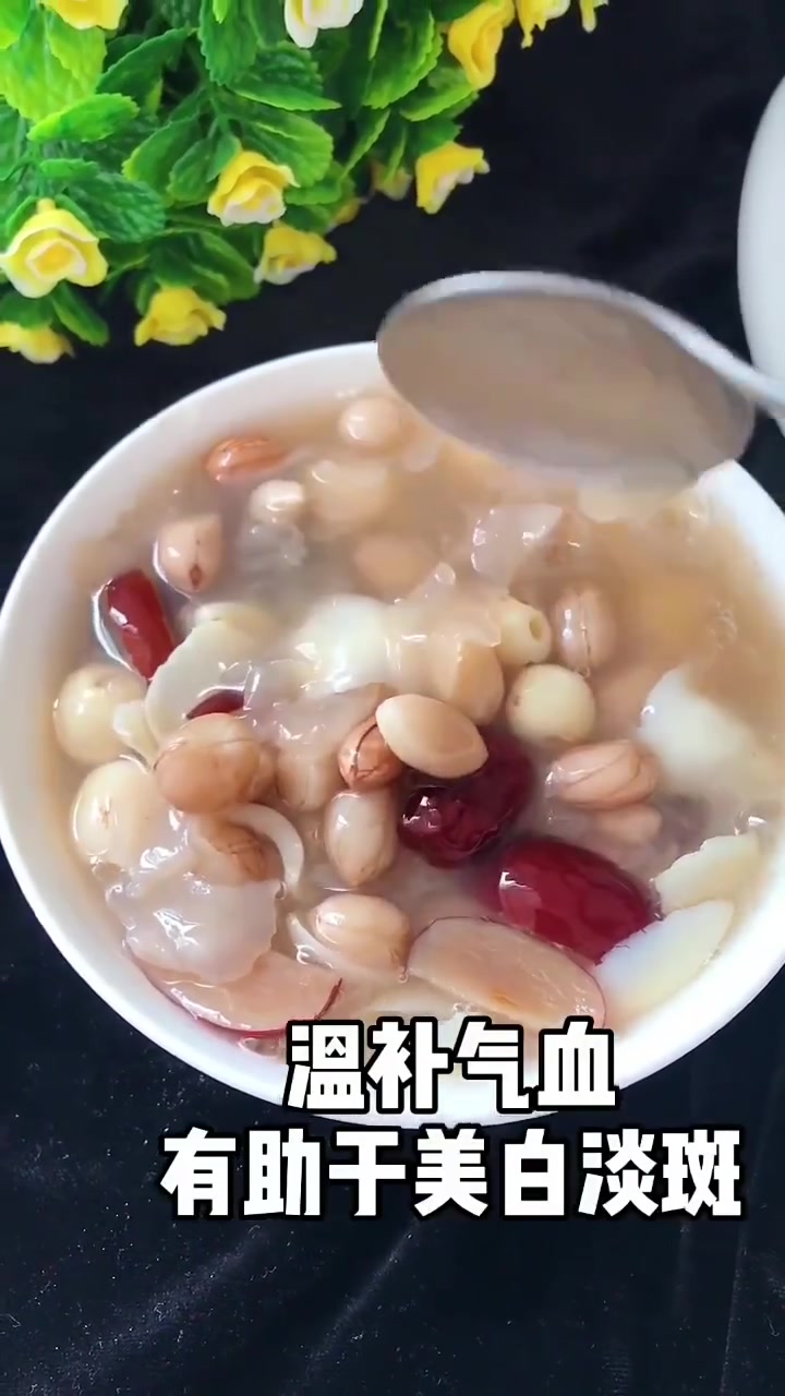 温补气血,并且有助于美白淡斑 花生百合银耳莲子羹,适合大部份体质喝。小火慢炖才能出胶,银耳