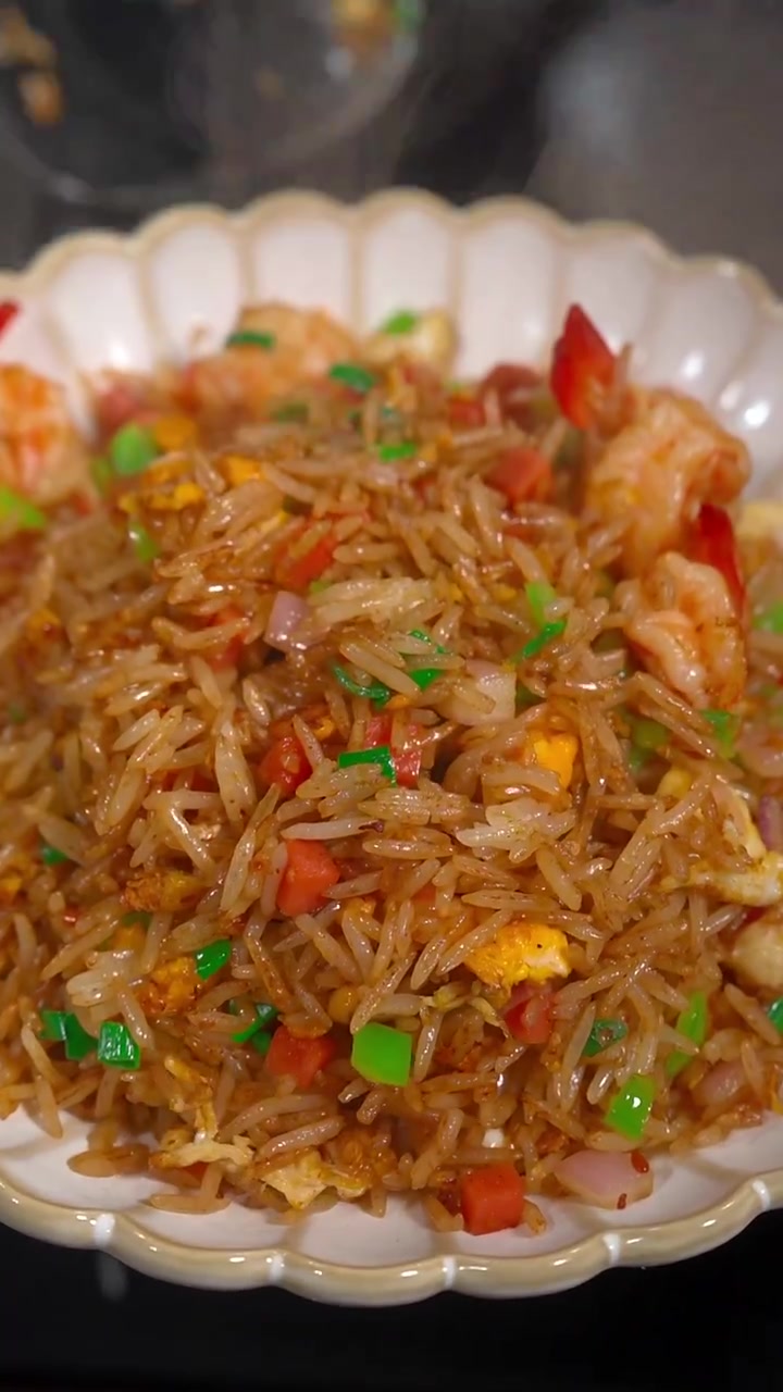 这样炒出来的铁板炒饭 颗粒分明 酱香四溢 真的太好吃了