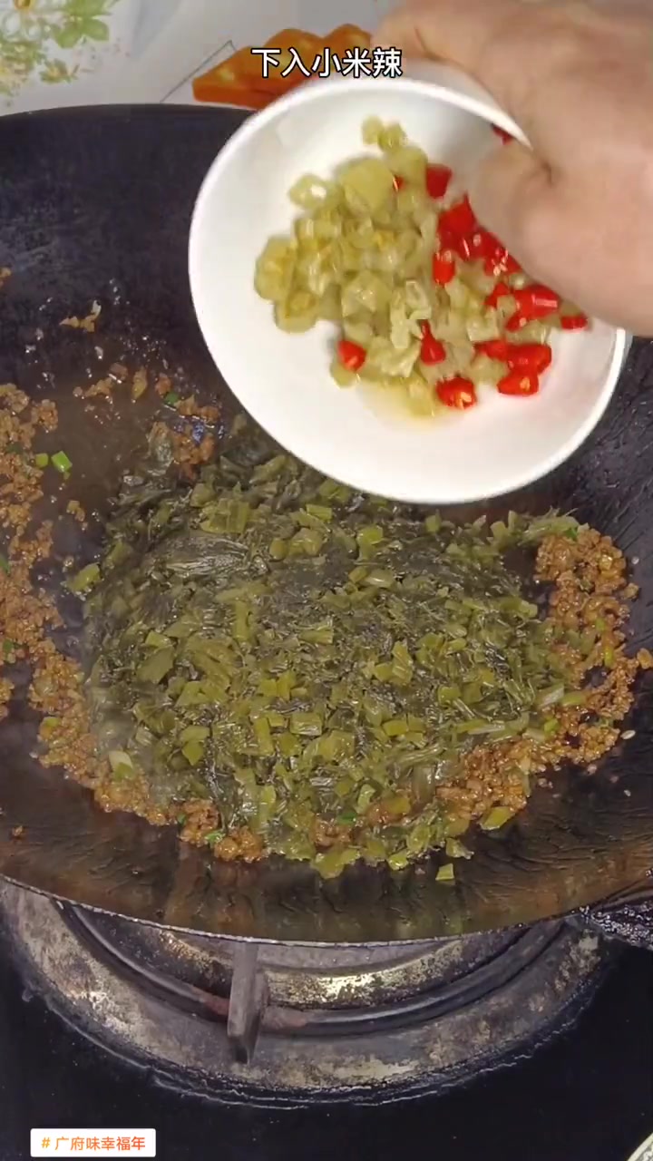 大鱼大肉吃腻了来尝尝我们家乡的腊菜炒肉末吧 雪菜肉未 +小助手 美食 家常菜 广府味幸福年