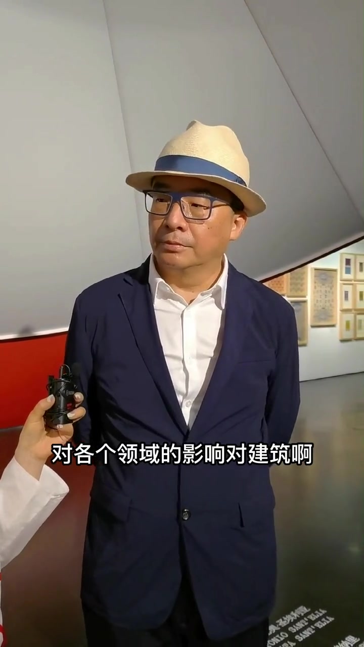 我们要重新树立我们的历史观,别把历史想的太简单……在未来主义里面看,它与其它各个流派是相关