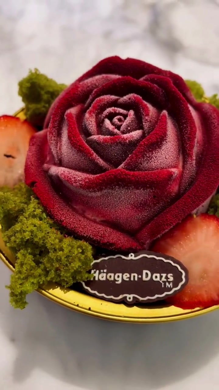 这个蛋糕是懂浪漫的 这个冬天的浪漫从哈根达斯掌心玫瑰开始 别的小朋友有的我也有了～仪式感不
