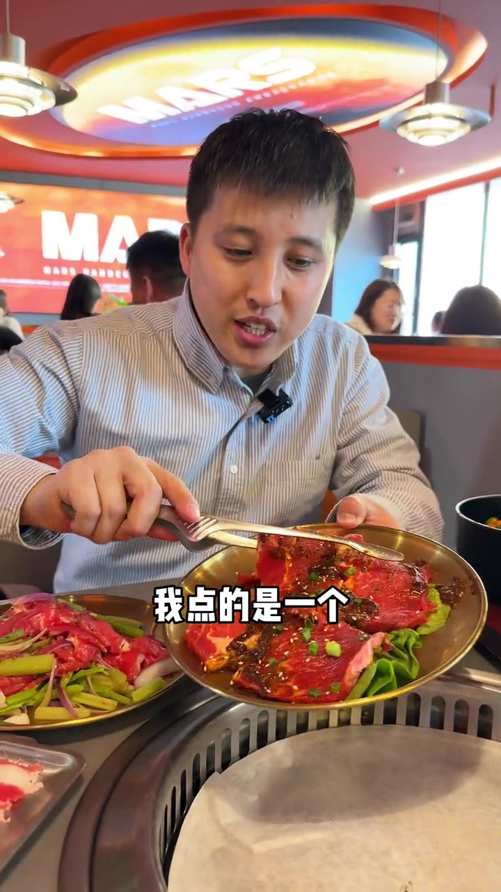 张翰开的烤肉店简直不能再火爆 美食探店流量来了