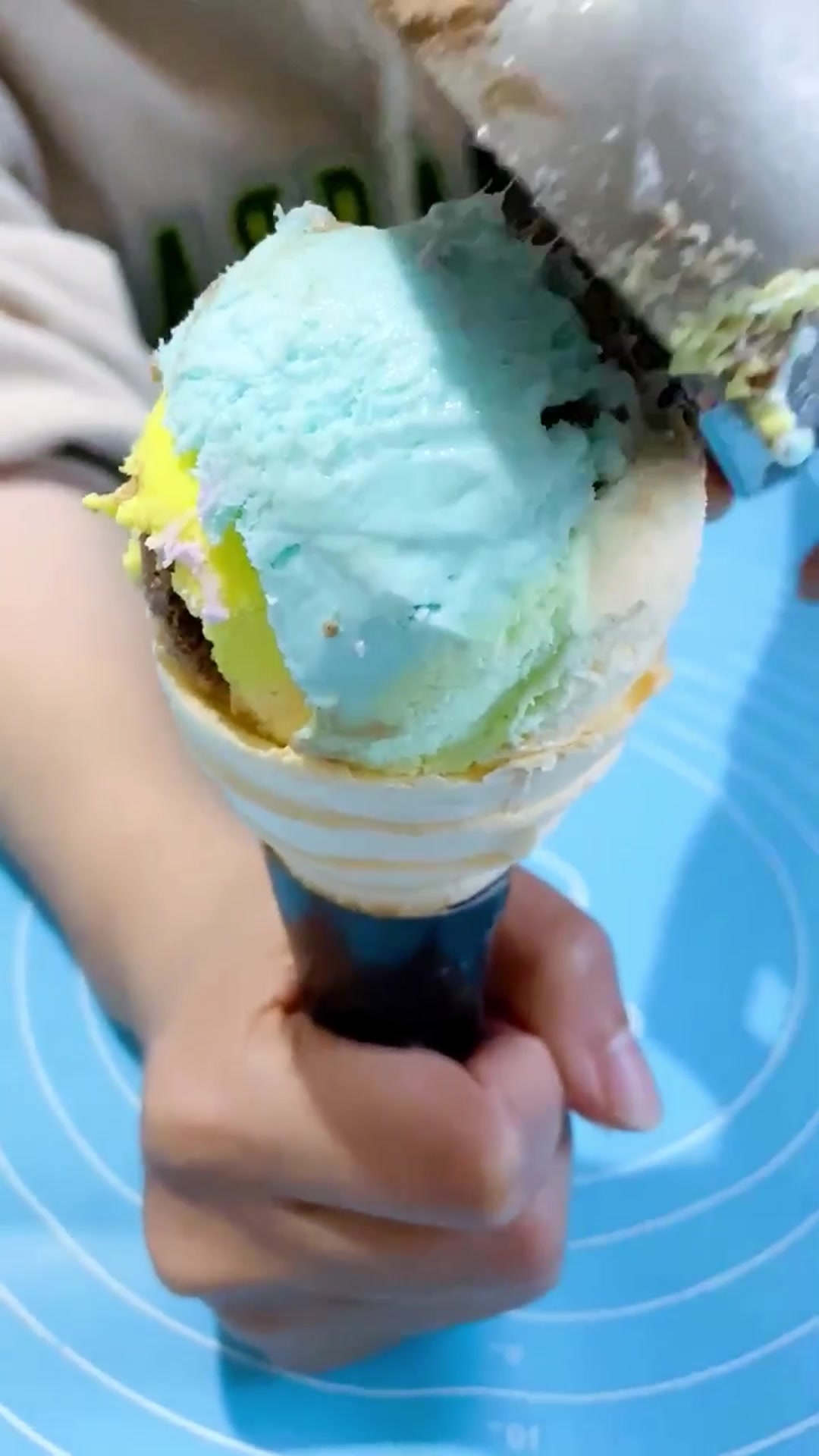 七彩冰激凌你们那里有吗?