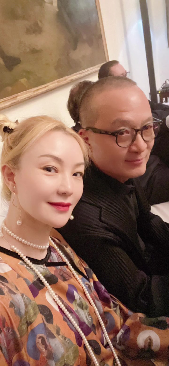 受邀出席意大利大使官邸晚宴,我选择了本土设计师涂月的中国风阔腿裤套装,面料是佛像图案的重磅
