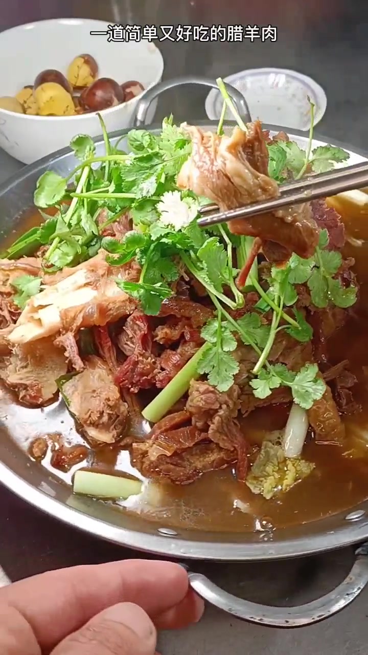 年夜饭的第二道菜腊羊肉火锅 羊肉你吃吗 美食 +小助手