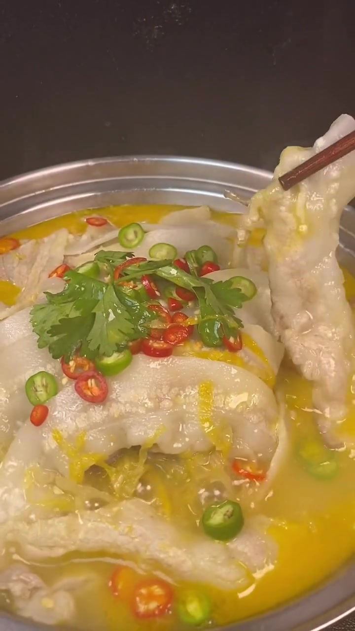 锅仔酸菜汆白肉好吃到爆炸