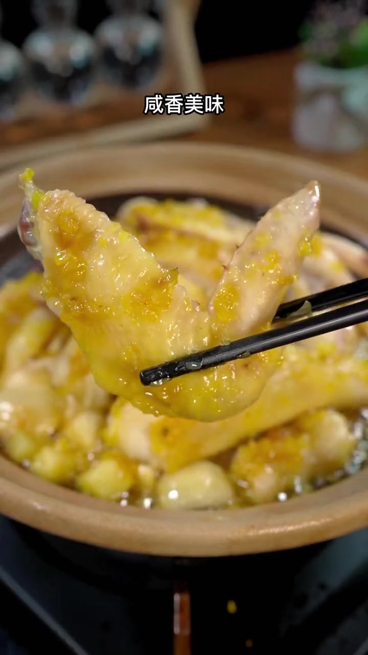 这是我们家经常吃鸡的一种做法,红葱头焗鸡,咸香好吃,葱味十足 美食教程 家常菜 葱油鸡