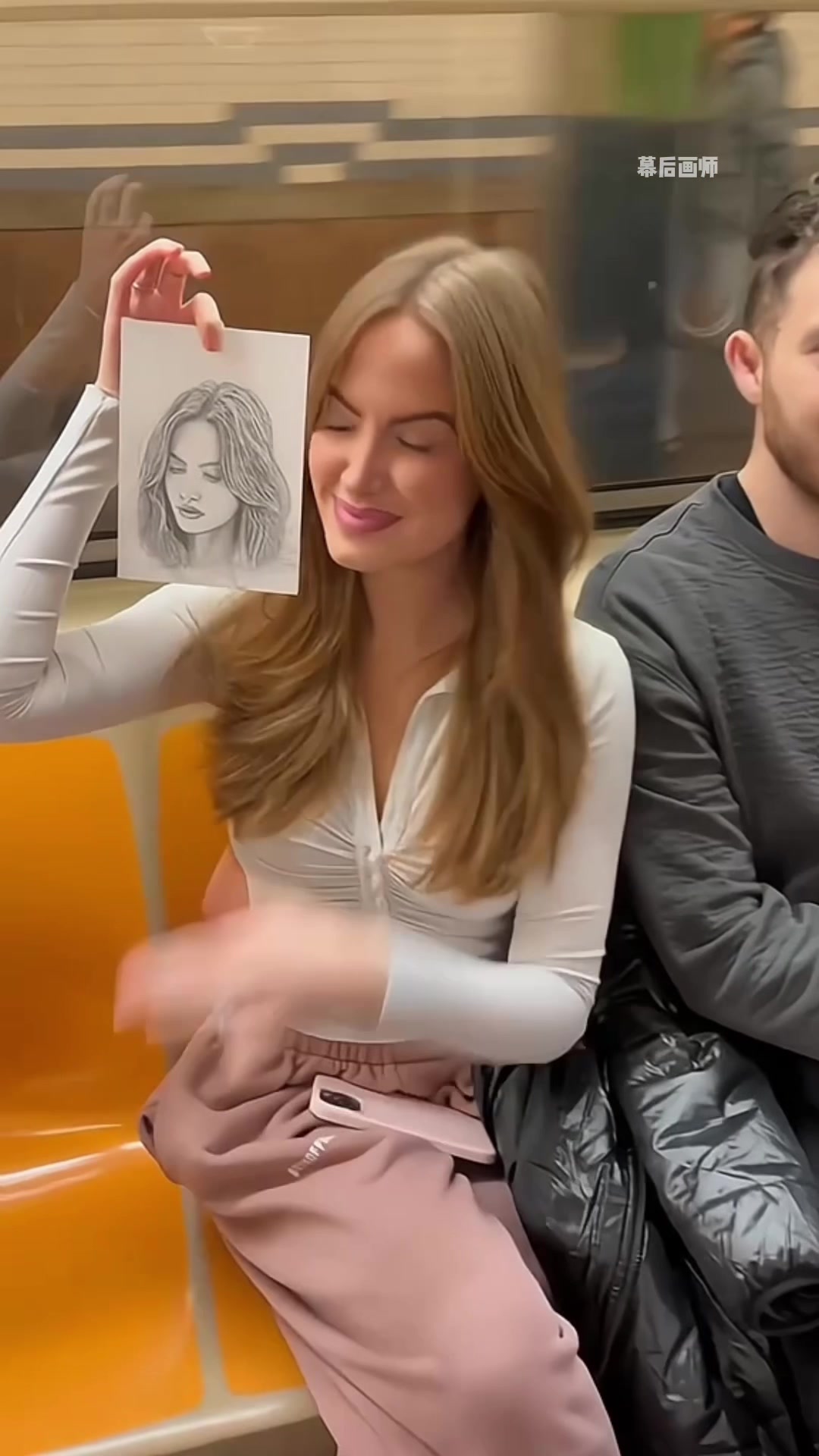 幕后画师:地铁上为陌生人画一幅画,愿世界永远和平美好!