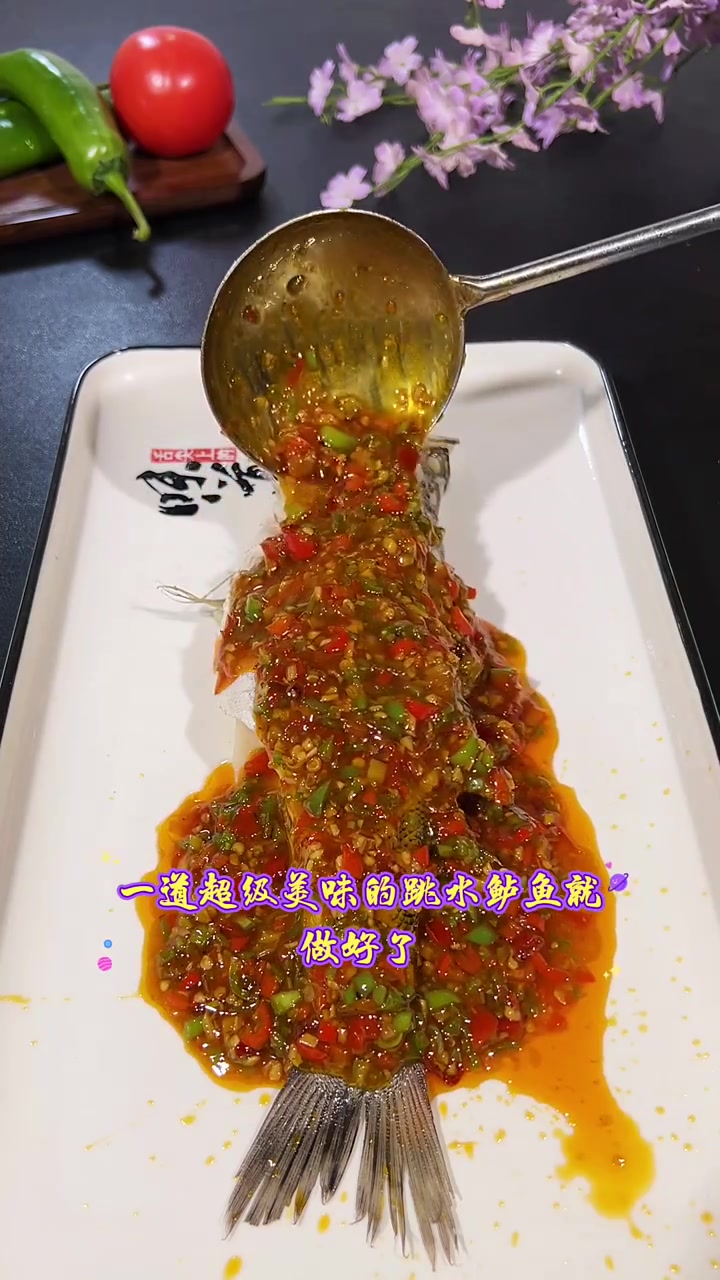 年夜饭的饭桌上必不可少的跳水鲈鱼
