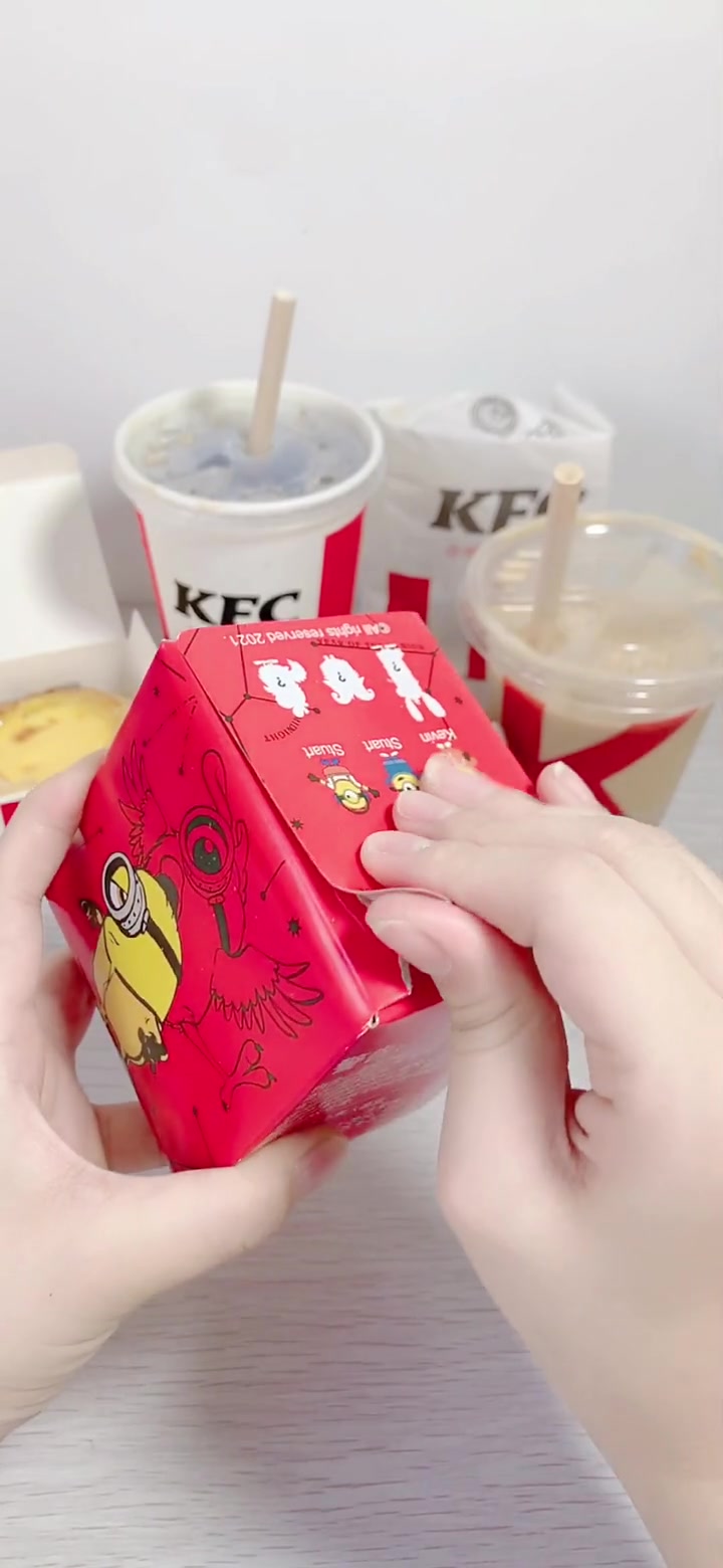 为了买到肯德基小黄人盲盒～花了几十买汉堡套餐?