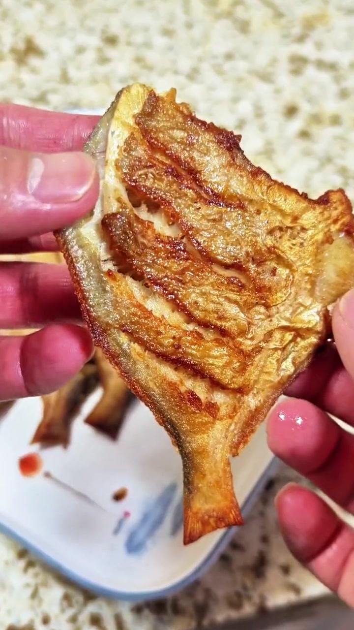 平鱼这样吃既简单又好吃,宁汉地区家常煎咸鱼分享给大家!美食教程 春日好食光 妈呀太香了 咸
