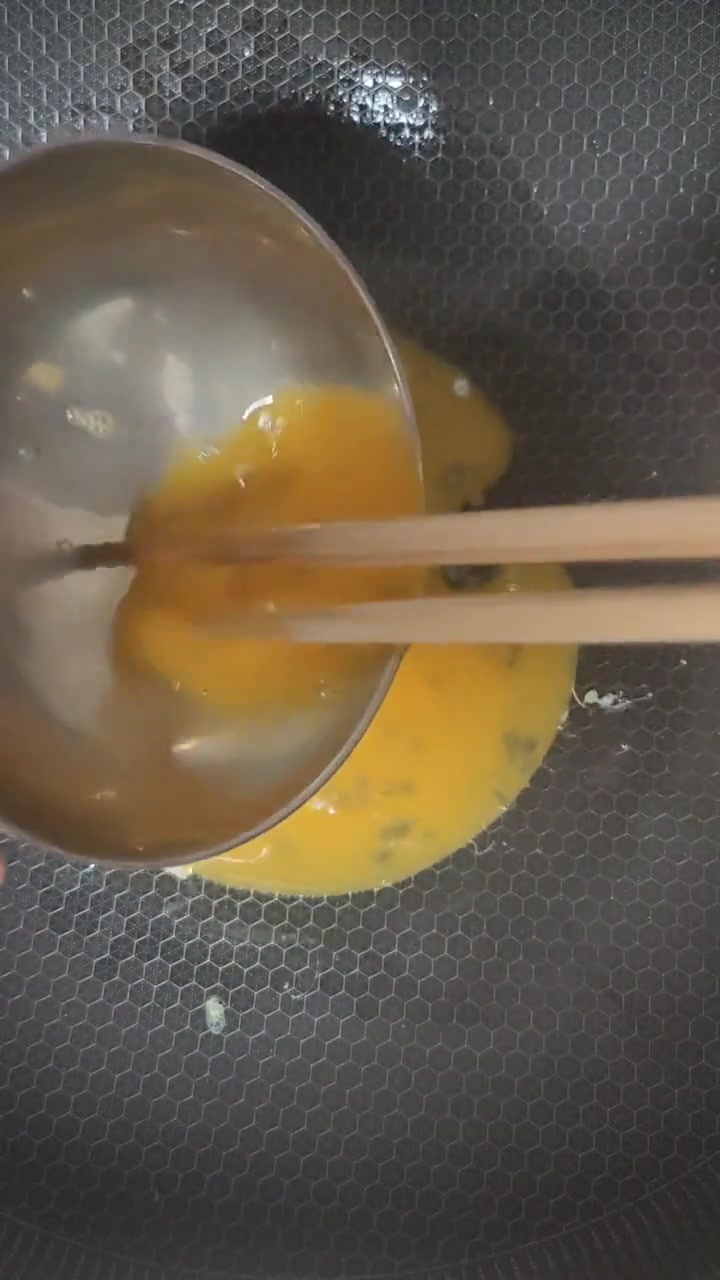 这才是蛋炒饭的真正高手,这样做的蛋炒饭,好吃不油腻,入口香气满满,解锁了夏日蛋炒饭做法的正