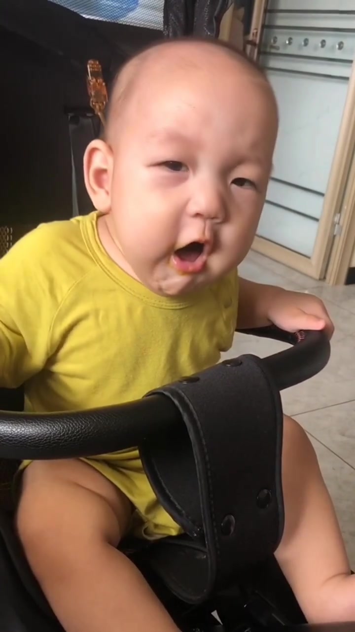 6个月宝宝,????的第二天,体温最高39°,视频最后,我附上了儿童医院开的药和处方。1、第二天