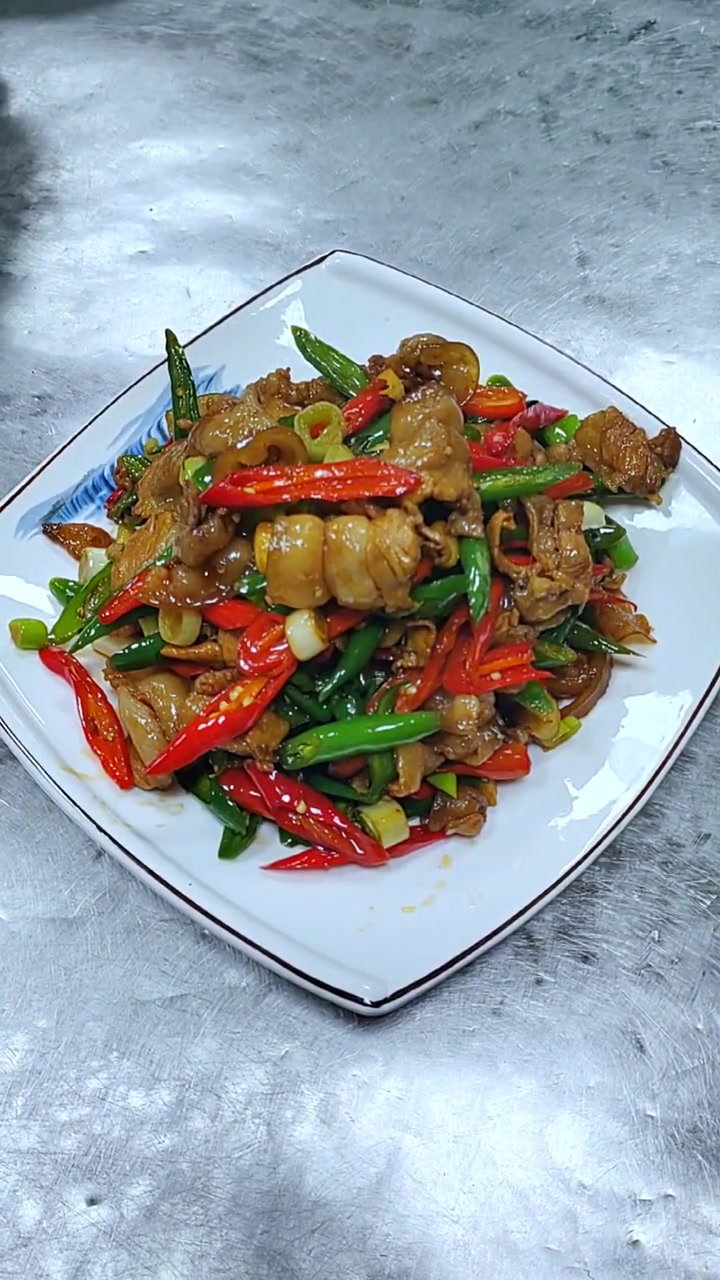 家常菜小炒肉 做法简单还好吃,缺点就是费米饭。美食 每日美食分享 创作灵感 辣椒炒肉yyd