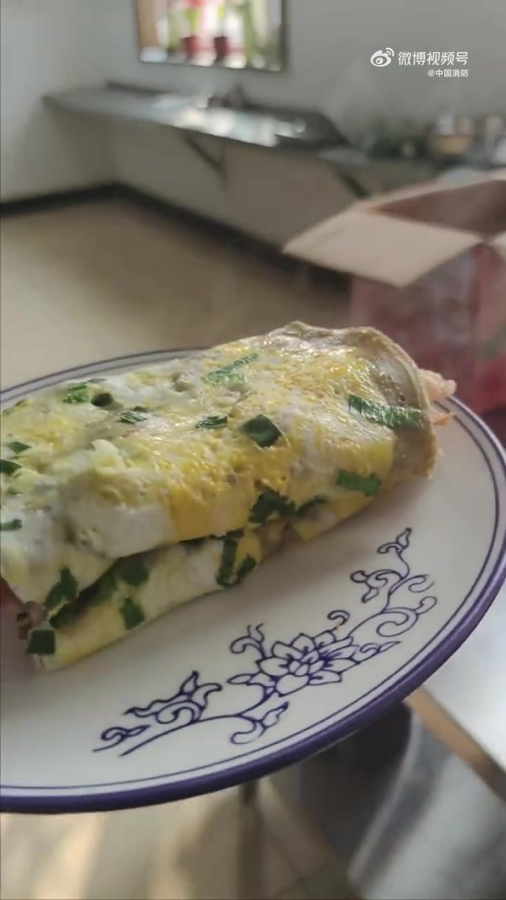 「煎饼果子光看着就很解压」蓝大厨这摊煎饼娴熟的手法,可以出去练摊了,面糊一摊,磕蛋镀金味愈