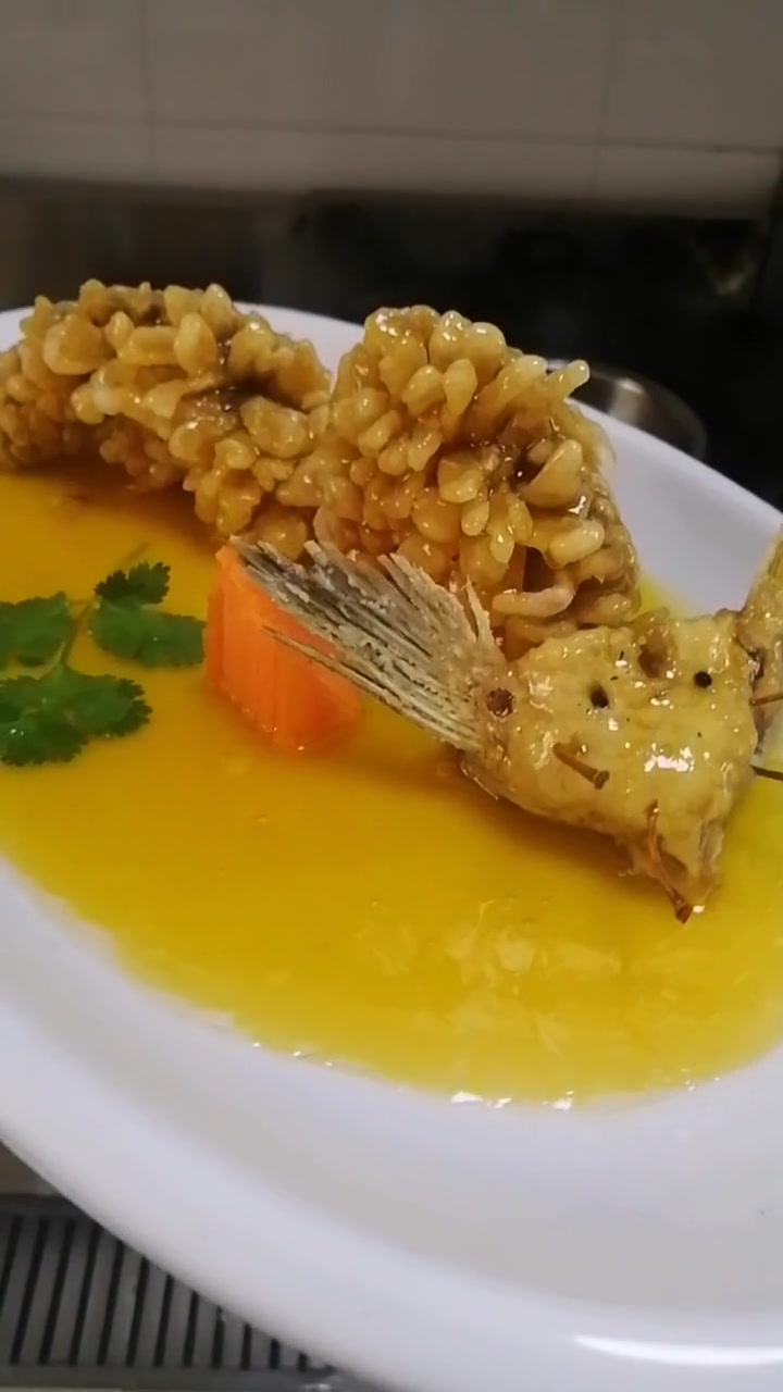 精品松鼠鱼精心制作一款人气爆棚菜品 哪里不懂第一时间咨询我