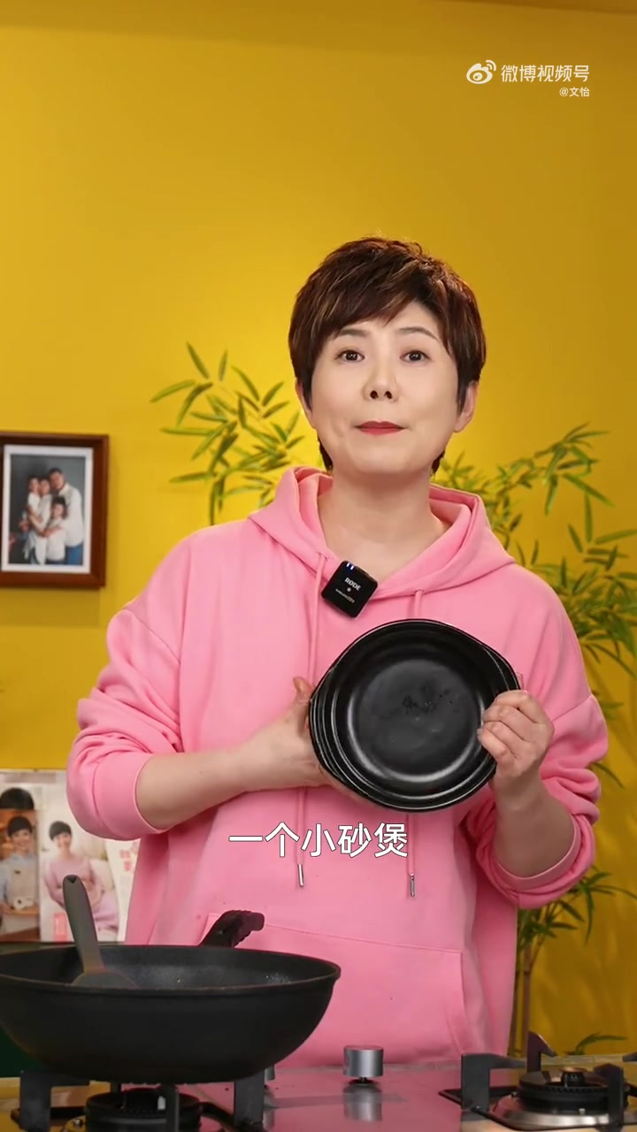 「干锅腊肉白菜教程」今天推荐一道家常下饭菜,既融入了腊肉的醇香风味,同时借白菜解腻。比起白