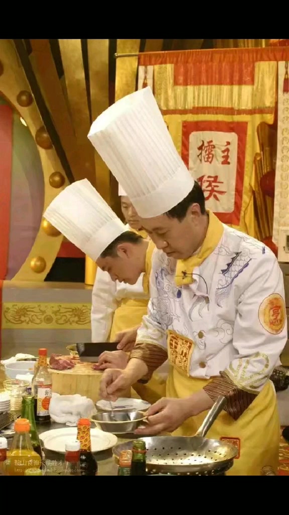 恩师 天下满汉一家亲,饕餮盛宴融合成!传业授道解惑散,桃李天下厨匠铭!