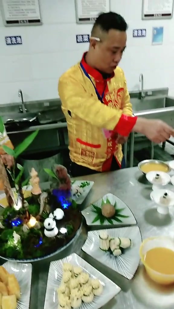 大赛菜品制作中
