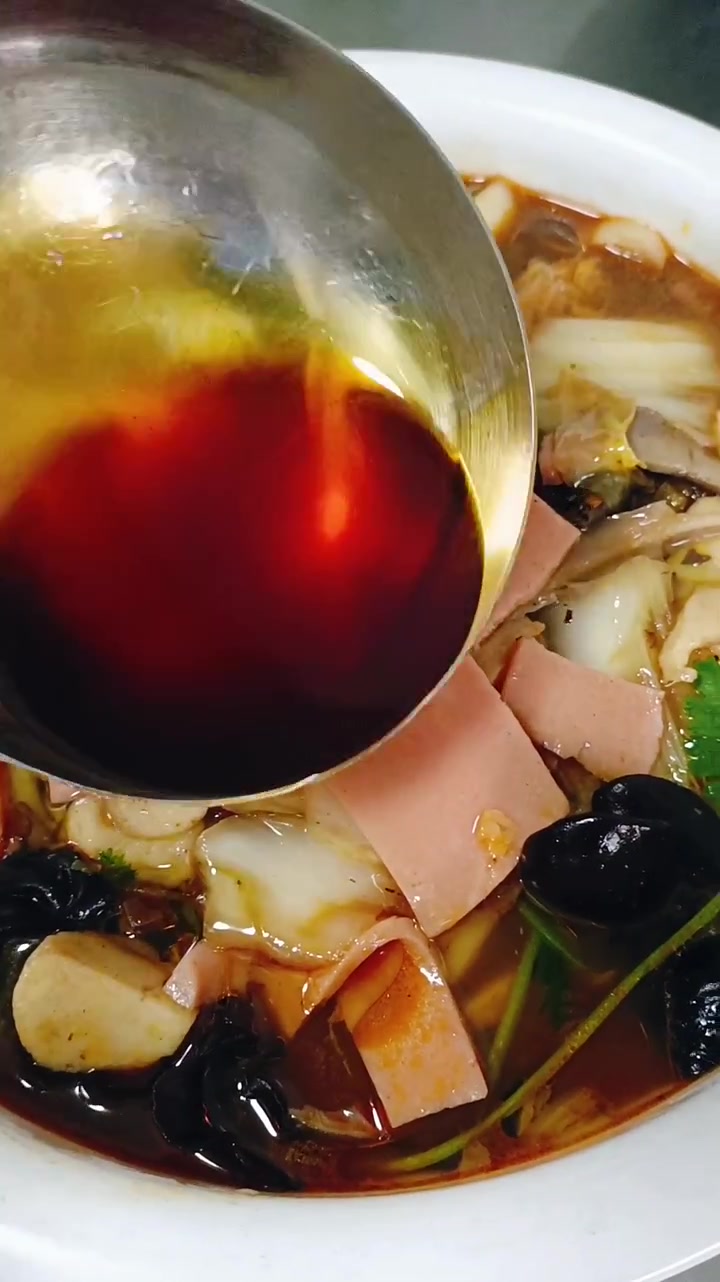水煮八珍 鸭血粉丝煲 红汤特点 不腻 麻辣过瘾,麻辣底料太完美