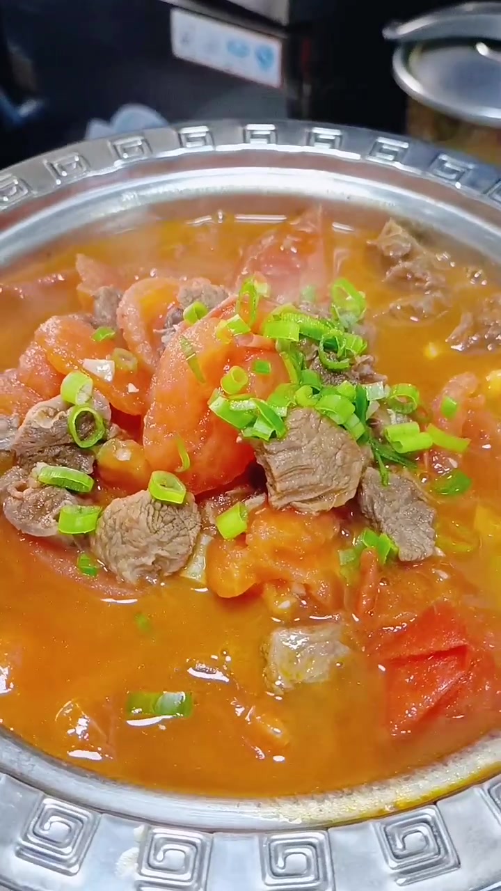 牛腩炖柿子 每次做这道菜 汤汁都不够喝 太好吃了