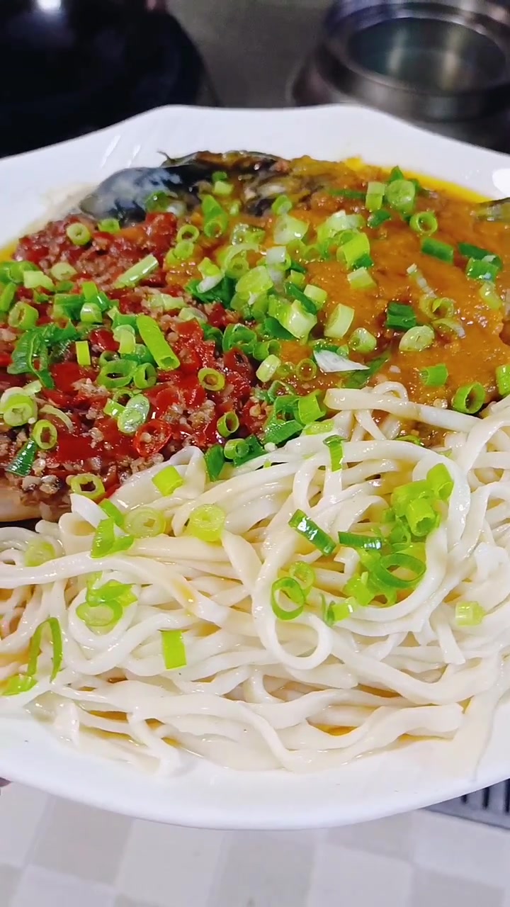 双椒剁椒鱼头泡面 扣弹滑嫩,搭配手擀面 太好吃了。完美出品