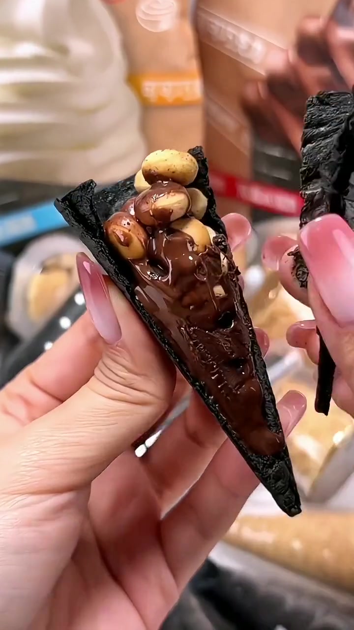 这款卡仕伽熔岩可可脆筒真的超好吃,外面酥酥脆脆,里面是巧克力酱和小饼干,一口下去三重口感,