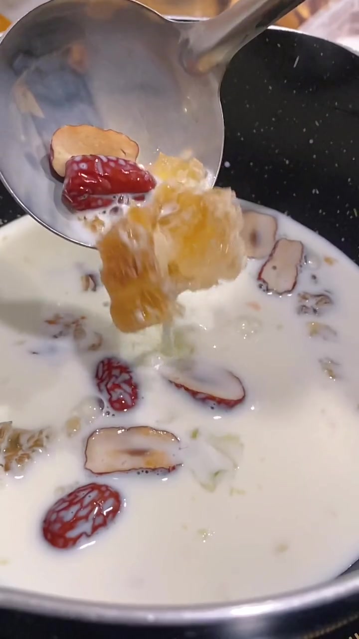请所有女孩子们都来喝它好嘛!红豆红枣桃胶银耳牛奶,没任何乱七八糟的东西,关键现在才10.8