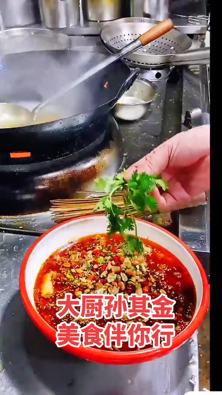 上热门 滑肉 滑嫩脆爽锅中生,豆花相辅佐菜成!鲜椒恋伴红油味,麻辣香飘嗅鼻闻!美食教程