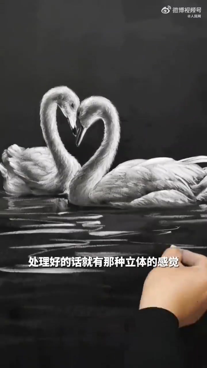 「栩栩如生!粉笔画的天鹅能有多逼真」近日,福建仙游,美术老师林金勇练习粉笔画28年,用粉笔