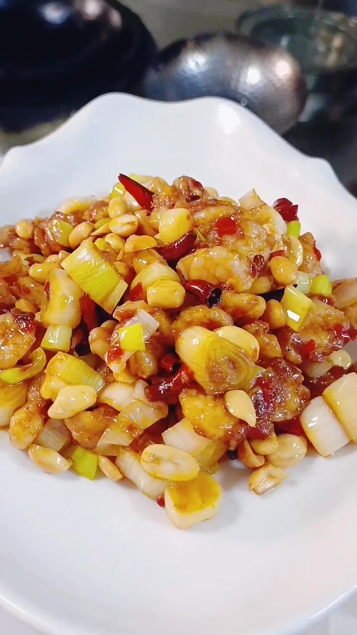 宫爆虾仁教程 主料,虾仁味底口上浆滑油 锅底不加油,干辣椒花椒粒 下锅炒香 加入自制鱼香汁