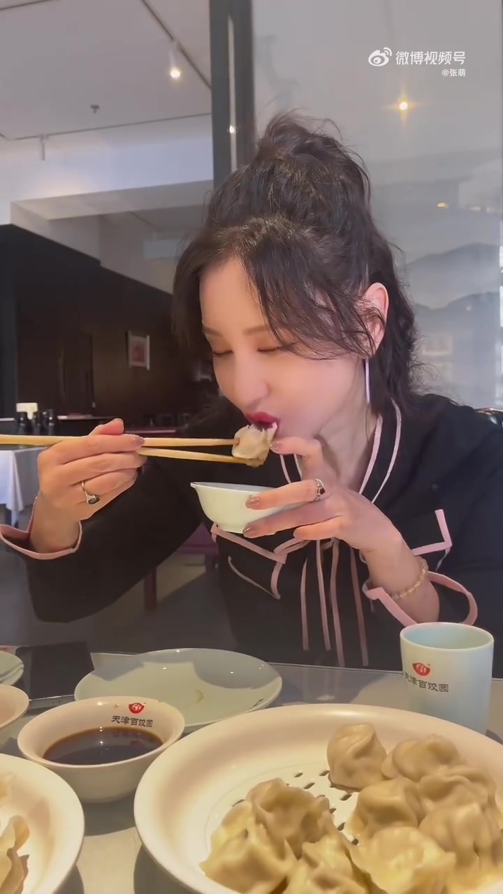 女演员炫饺子的一天,一口气吃了八种馅!演员的番外 闪耀做自我