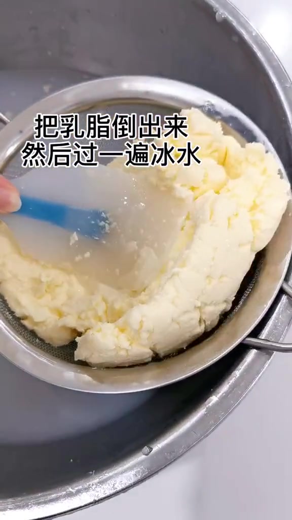 不小心把动物奶油放冷冻了,千万不要再丢掉浪费啦,跟我学补救