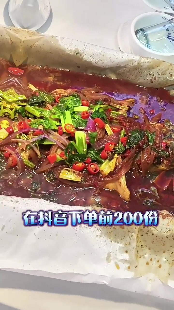 纸包的鱼,你吃过没?卢渔翁欢乐城、万达广场店均可使用。 #澧县    #卢渔翁纸包鱼