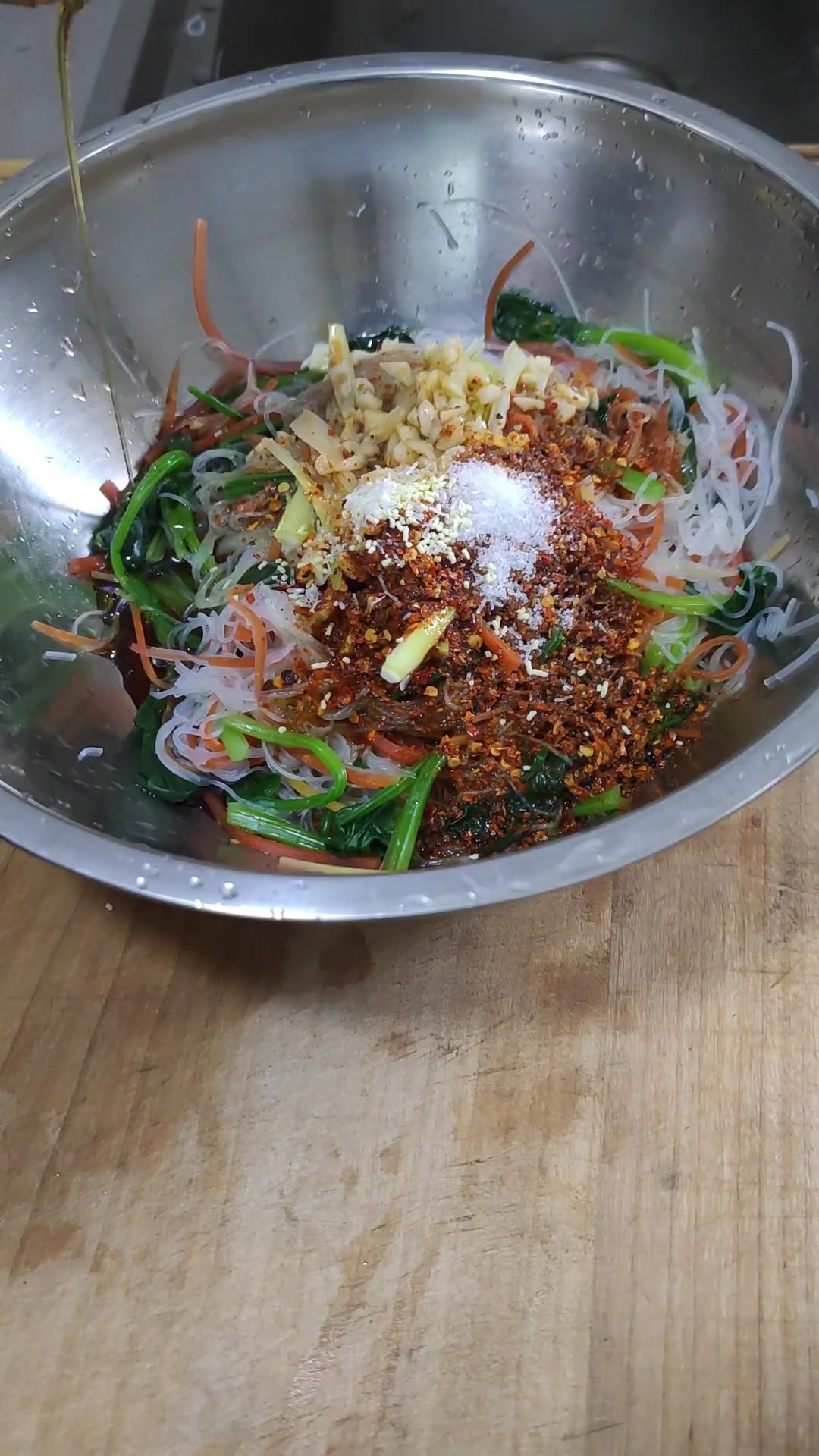 足不出户第二十三天,估计好多人过年走亲戚都吃过这样的菠菜拌粉丝 爱生活爱美食 用心做菜 家