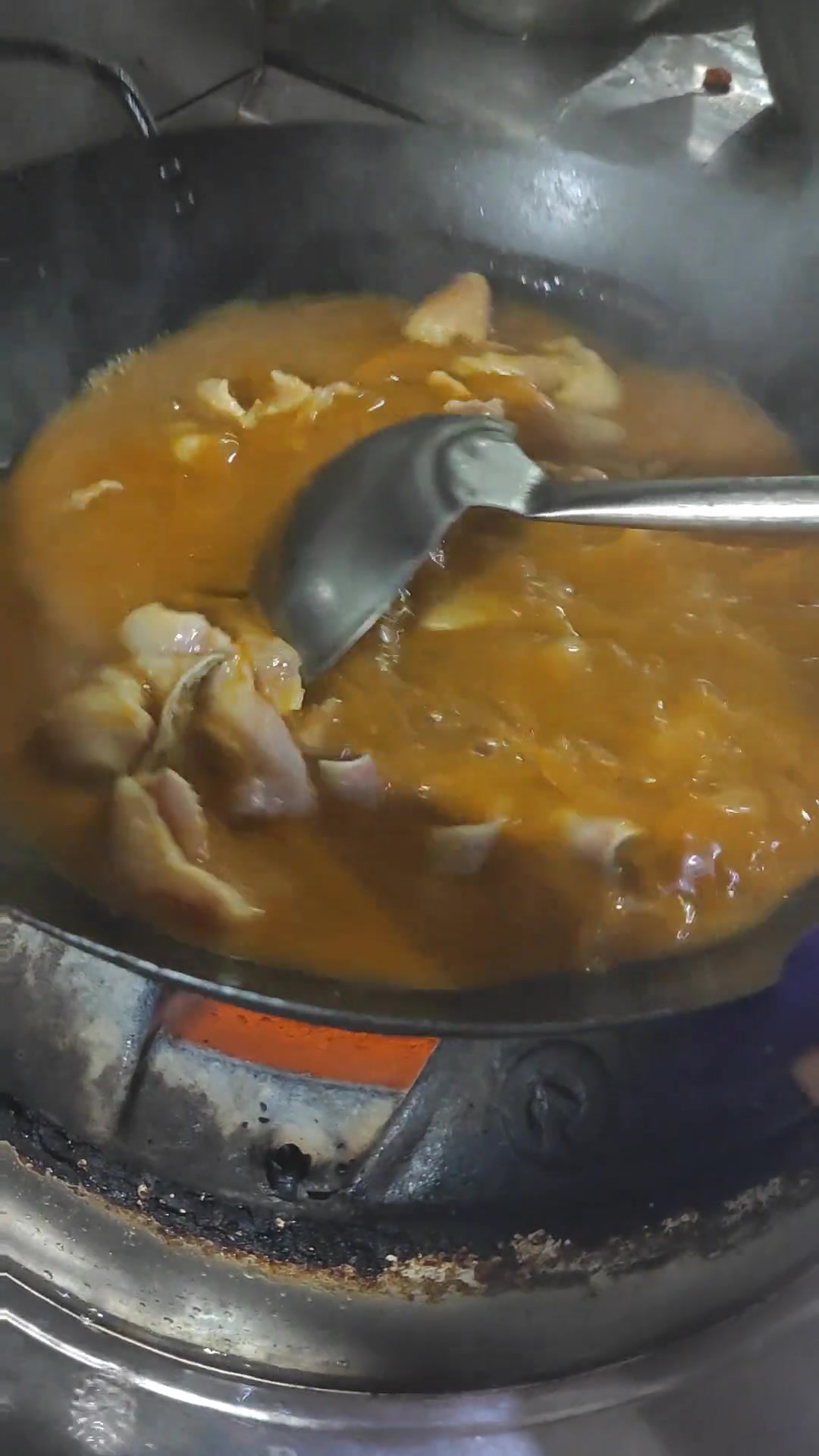 今天用一条五斤重的黑鱼做个一鱼两吃,第一吃特色麻麻麻鱼 用心做菜 每日美食分享 明天分享第