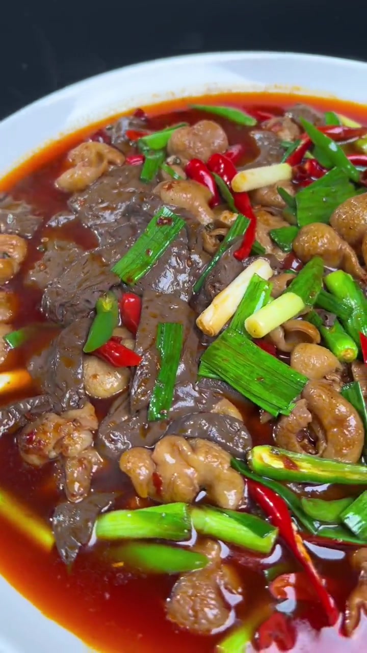 经典川菜:鸭血肥肠,鲜辣爽滑,学会这道菜 你婆娘爱你的很 肥肠 鸭血肥肠 家常菜