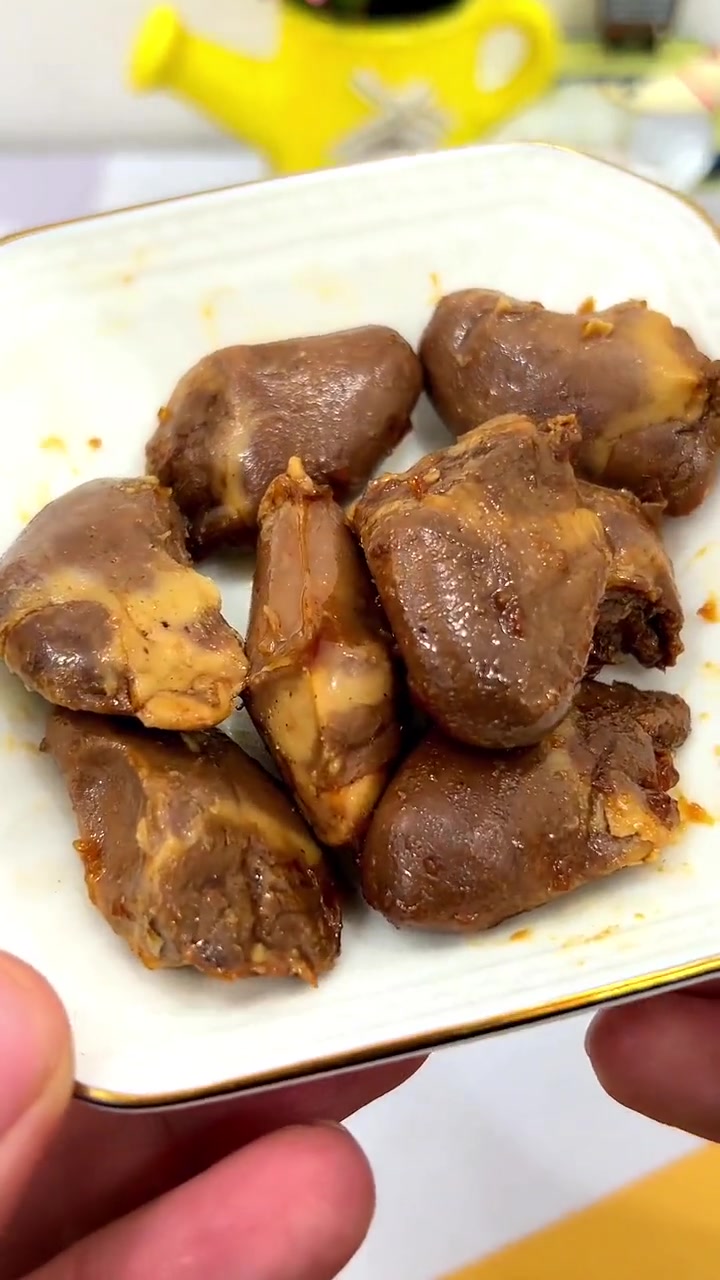 这个鸭心真的太入味了,甜辣口感的,肉质紧实有弹性,一口一个好吃的停不下来～酱烧鸭心   飘