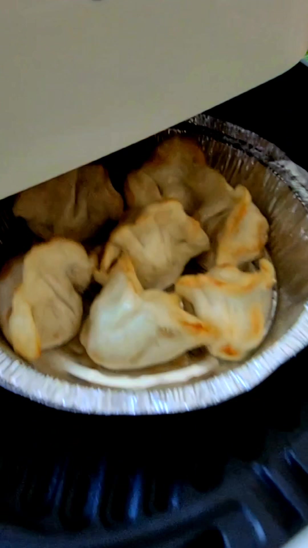 剩下的饺子这样做,简单又好吃!抱蛋煎饺