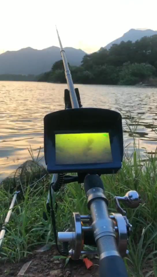 艾尼可可视钓鱼竿食拍水中鱼儿抢食,一款小朋友都很喜欢的钓鱼竿