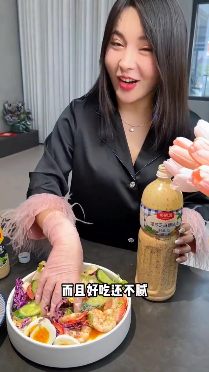 每天一盘蔬菜沙拉,好吃没负担 沙拉 蔬菜:彩椒,黄瓜,生菜球,千禧柿子,紫甘蓝,苦菊,鸡蛋