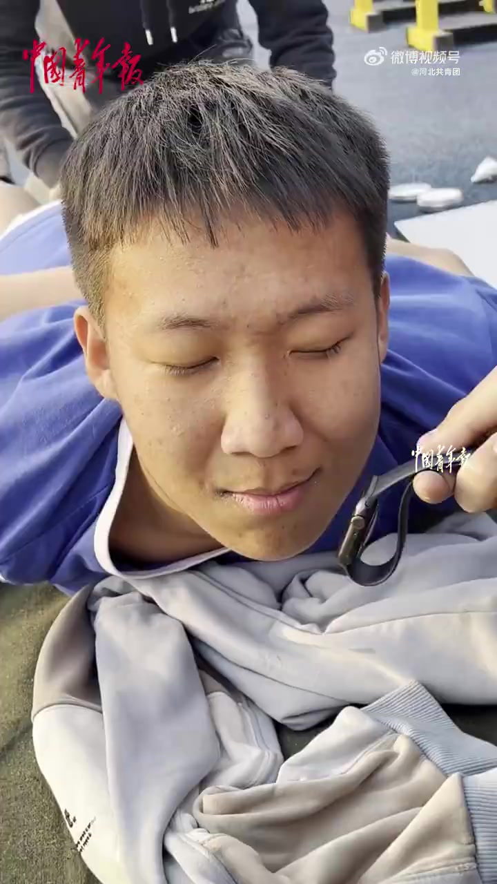 这酸爽~体育生进行肌肉放松疼出表情包。(中国青年报)