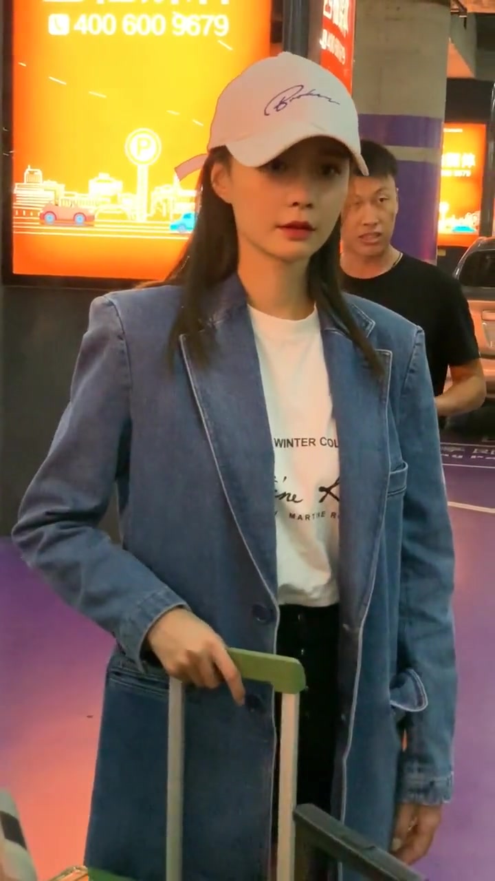 街拍 路人视角 又美又飒 街头 西装外套 时尚街拍 偶遇 牛仔穿搭 第三视角 走路带风 拍