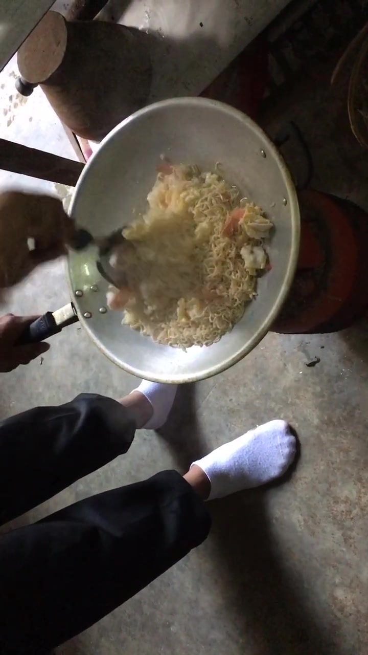 泰国 那位要看我厨房的出来 这次我做了酸辣土豆丝,他们很喜欢吃,学生做了鸡蛋炒面