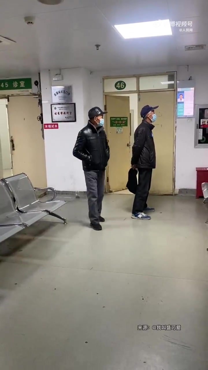 「转个身不知道哪个是自己爷爷」近日,安徽芜湖,一位网友带爷爷去医院,转个身却“认不出”自己