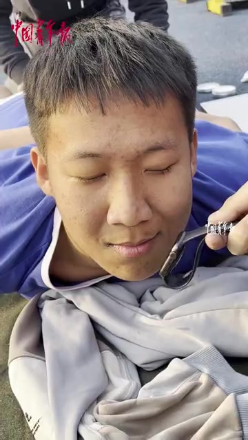 这酸爽~某中学体育生进行肌肉放松疼出表情包