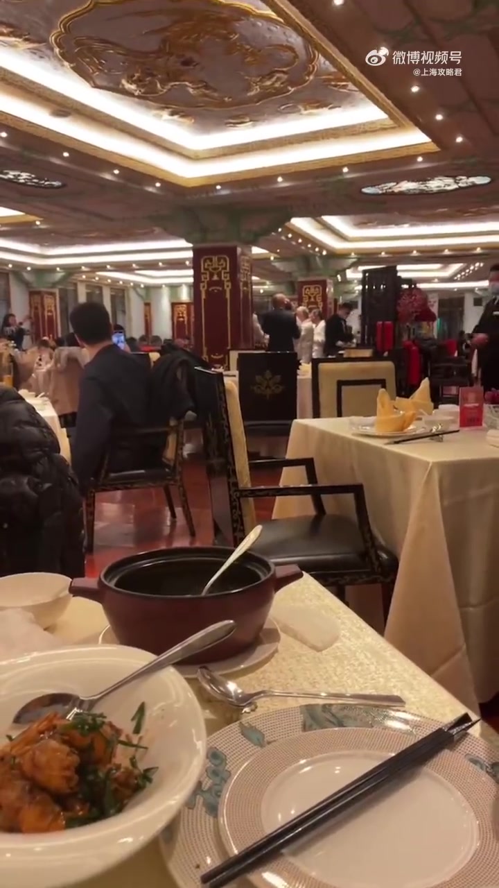 在上海和平饭店吃本帮菜要花多少钱?很多朋友都问价格,就这个标准,最低一个人600起!「捂脸