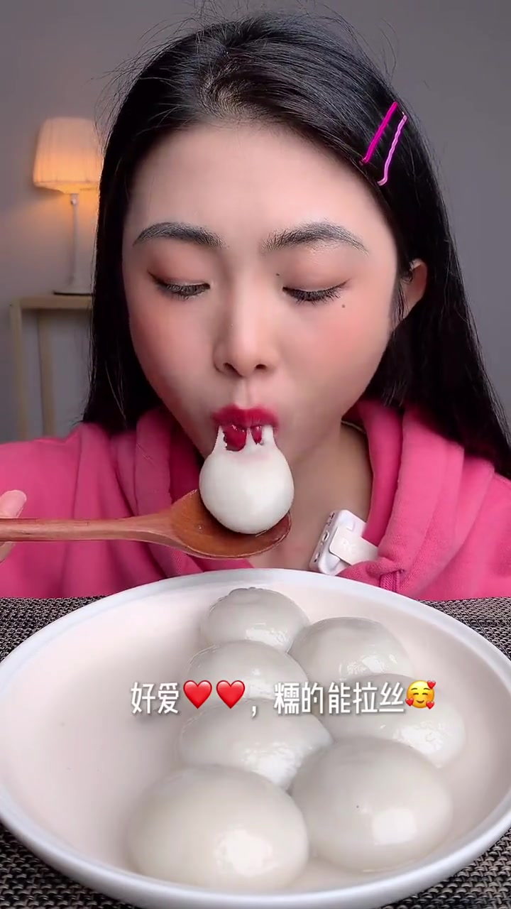 冬至吃白白胖胖的大汤圆 暖和和 (今天你吃什么馅儿的饺子?你那下雪了吗?)· “ 黑芝麻汤
