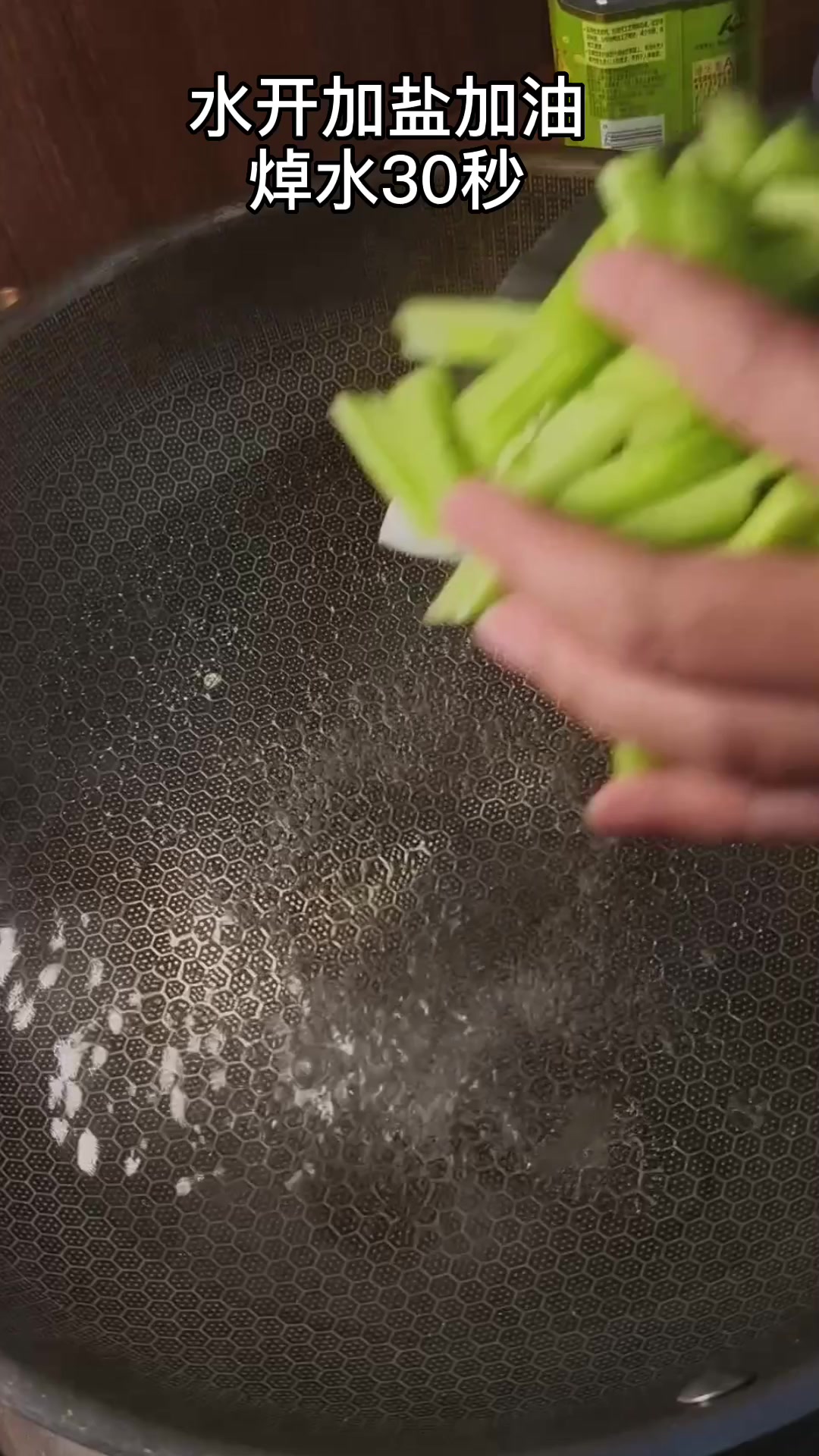 芹菜炒肉怎么做?这样做好吃到离谱,快试试。