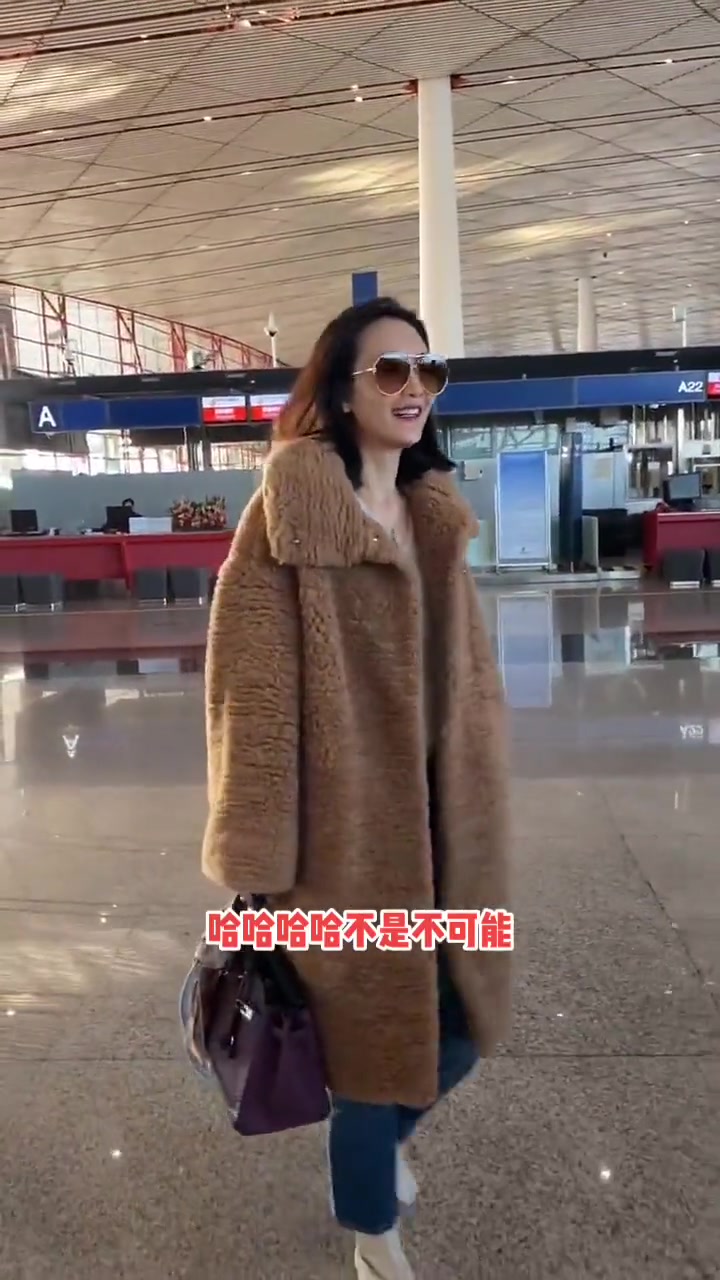 路人视角 地铁随拍 派克服厂家 服装 穿搭 时尚皮草 时尚街拍 去见你想去见的人 王鸥 王